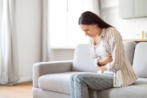 woman with pain from Crohn’s disease and ulcerative colitis